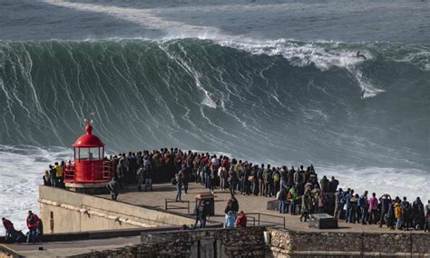 O VOO DO CORVO: Riding the giant: big-wave surfing in Nazaré / VIDEO:Giant wave slams into ...