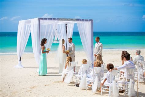 Beach Weddings: Inspiration, Venues & Expert Tips | SANDALS