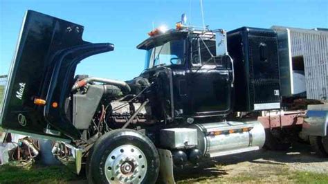 Mack Superliner (1980) : Sleeper Semi Trucks