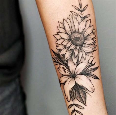 Pin de Bia Pegoraro en Tattoo | Tatuajes florales, Tatuajes, Tatuaje flores antebrazo