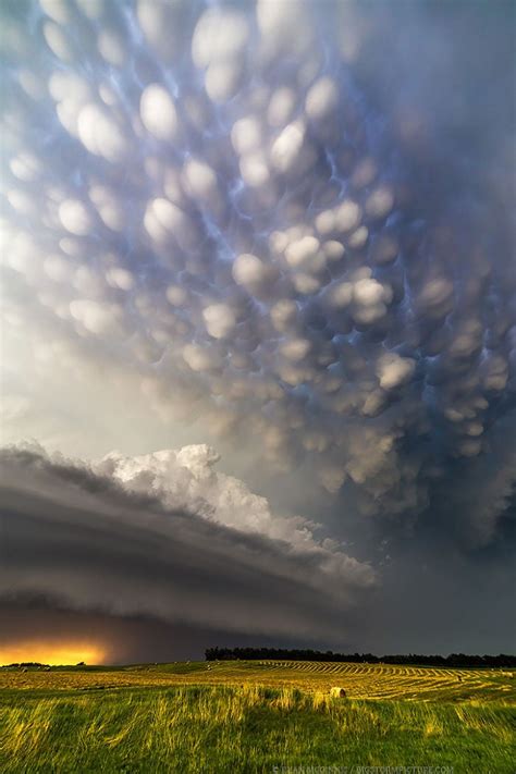 Mammatus clouds storm formation : r/MostBeautiful