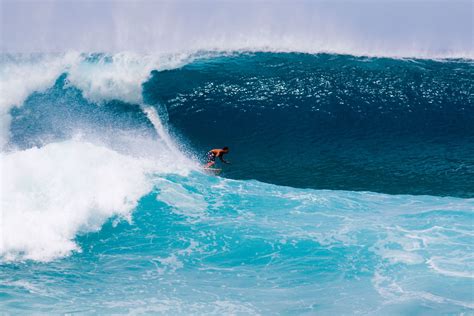 Best Surfing Spots in Oahu, Hawaii • Travel Tips