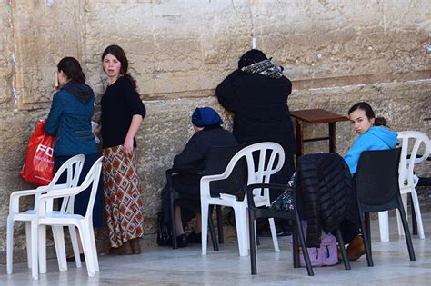 Israel’s High Court orders Western Wall rabbi to explain why women can’t pray