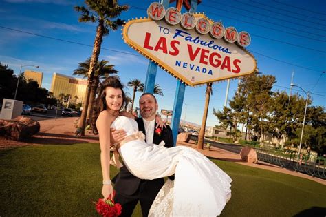 World Famous Las Vegas Welcome Sign - Las Vegas Strip Weddings®