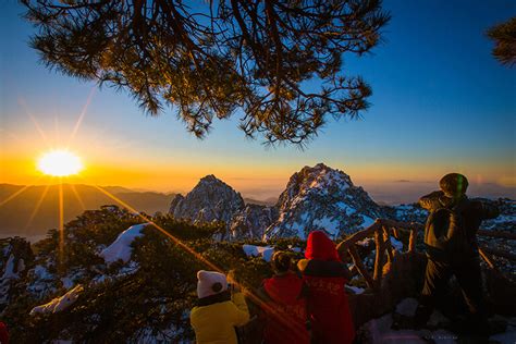 Watch Huangshan Sunrise While Hiking the Yellow Mounatin 2024