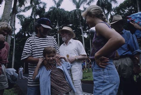 Steven Spielberg on the set of Jurassic Park Jurassic Park Characters, Jurassic Park Series ...