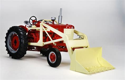 1/16 Farmall 450 Tractor With Wide Front & Loader, 2021 Summer Farm Toy Show - Daltons Farm Toys