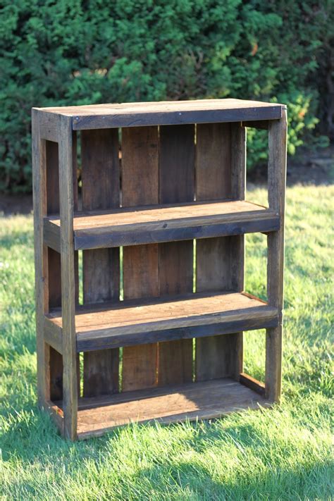 Made with Love that Can be Felt : { DIY Pallet Bookshelf }