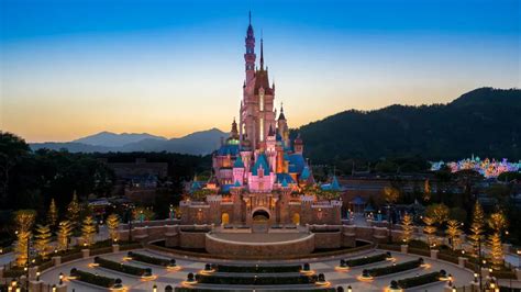 Photos: A Comprehensive Look at Hong Kong Disneyland's Castle of Magical Dreams