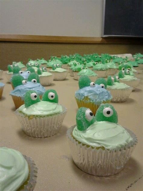 Frog cupcakes | Frog cupcakes, Cupcake cakes, Cake decorating