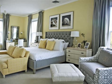 How to Decorate a Bedroom With Yellow