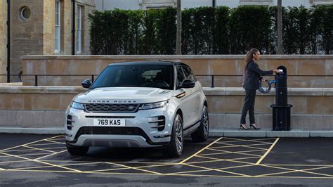 Range Rover Evoque vs Land Rover Discovery Sport | Carwow