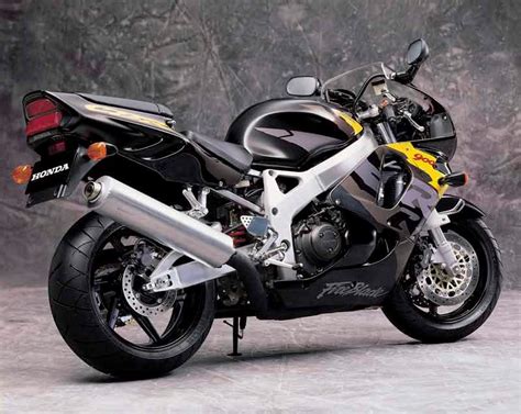 HONDA CBR900RR FIREBLADE (1992-1999) Motorcycle Review | MCN