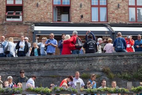 Bruges Canal Boat Tour Excursion | neOnbubble