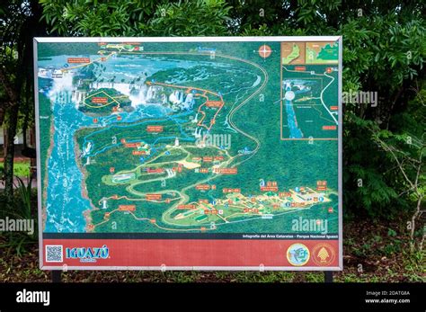 Mapa grande de las ubicaciones de las cascadas y senderos en el Parque Nacional Iguazú en ...