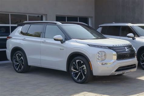 2023 Mitsubishi Outlander PHEV hits U.S. dealers next month