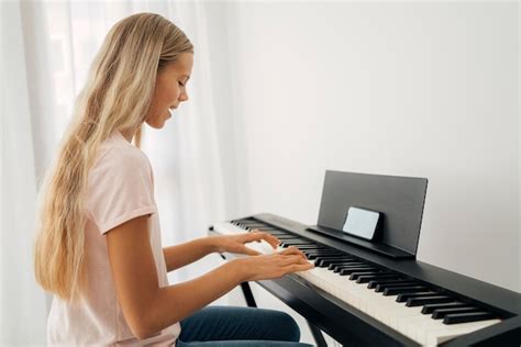 Niña tocando el instrumento de teclado en casa | Foto Gratis