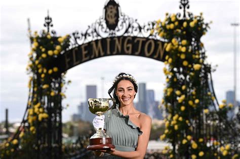 Melbourne Cup Fashion - Dresses & Hat Guide