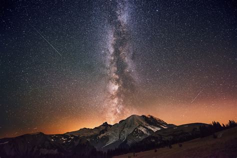 Milky Way Galaxy seen over Mount Rainier | Earth Blog