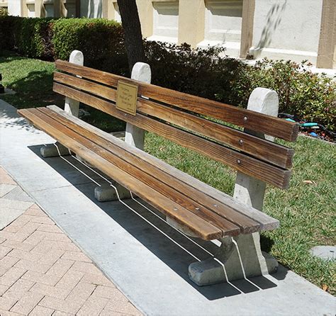 The original Forrest Gump Bench - at Paramount Studios (photo)