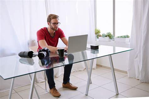 How to Choose the Perfect Glass Desk | Ryan’s all-glass