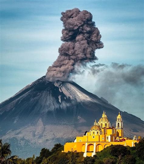 ITAP of a smoking volcano in Puebla, Mexico (sept 29, 2018) : r/itookapicture