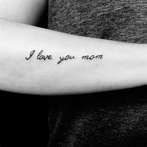 Forearm tattoo saying "I love you mom" on Julia.