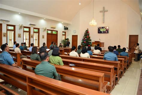 Gambar Orang Berdoa Di Gereja - 50+ Koleksi Gambar