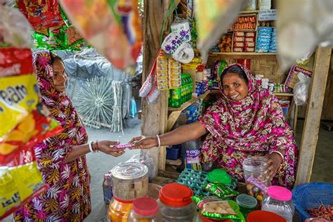 Bangladesh - Help train parents in slums on saving | World Vision Singapore