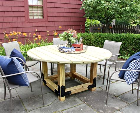 Outdoor Dining Table - DIY Done Right