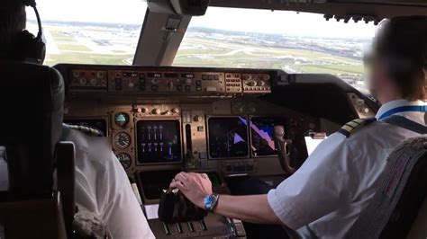 KLM 747-400 Cockpit view - landing and take-off at Chicago ORD! - YouTube