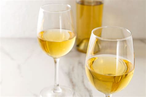 How to Decide If You're in the Mood for Chardonnay or Sauvignon Blanc