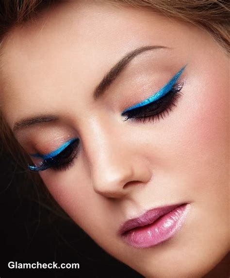 Makeup Poll : Statement Blue Eyeliner vs Sweeping Blue Eyeliner