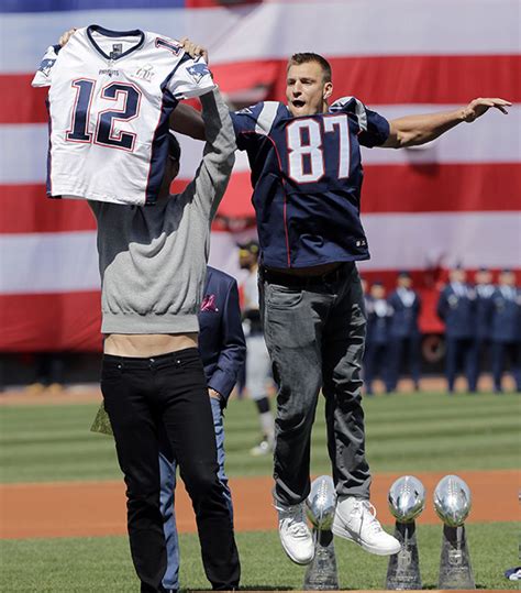 [PICS] Rob Gronkowski Steals Tom Brady’s Super Bowl Jersey: Photos Of The Heist – Hollywood Life