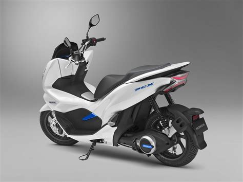 Honda Debuts Hybrid and Electric Scooters for 2018 - Asphalt & Rubber