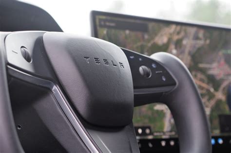 Tesla makes yoke option, regular steering wheel standard again | Driving