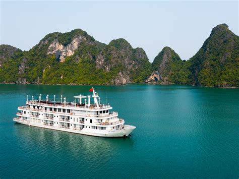 Where to book Halong Bay cruise? The best choice not to be missed