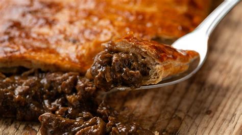 Minced beef and onion pie