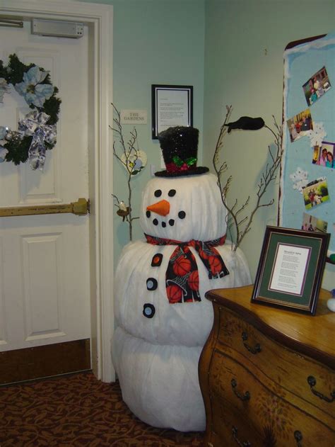 This large snowman is made from chicken wire and batting | Christmas decorations, Snowman ...