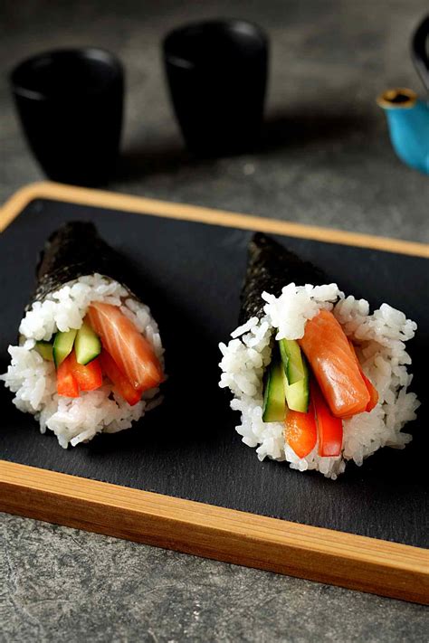 Sushi Roll vs Hand Roll - IzzyCooking