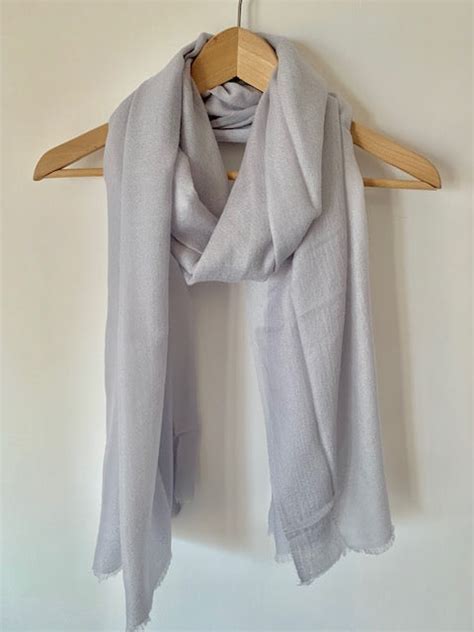 Fine Mongolian Cashmere Scarf in Light Grey – Grey Luxe