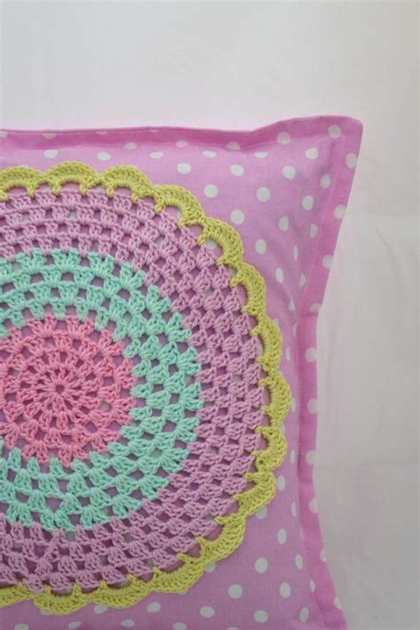 Elegant Beautiful Free Crochet Cushion Pattern Design em 2022 | Almofadas de croche, Capas de ...