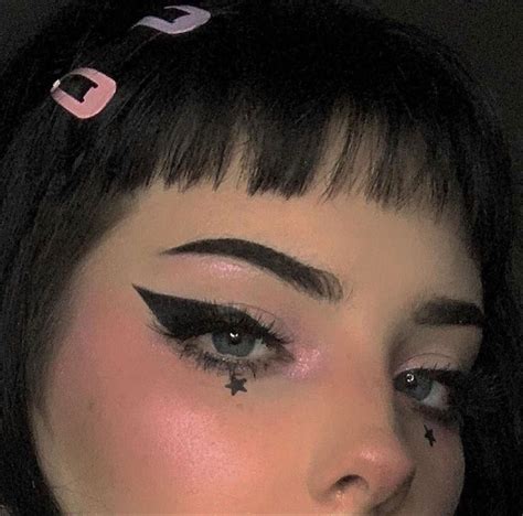 E-girl makeup | Emo makeup, Edgy makeup, Makeup eyeliner