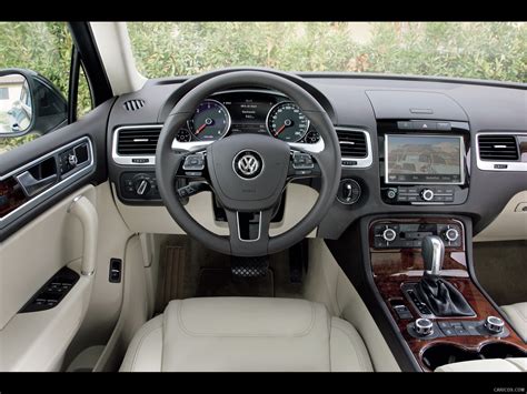 2011 VolksWagen Touareg | Interior, Dashboard View