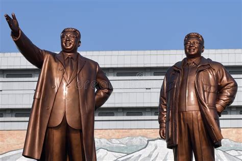 Pyongyang, North Korea. Bronze Statue of Kim Il Sung and Kim Jong Il on the Mansu Hill Editorial ...