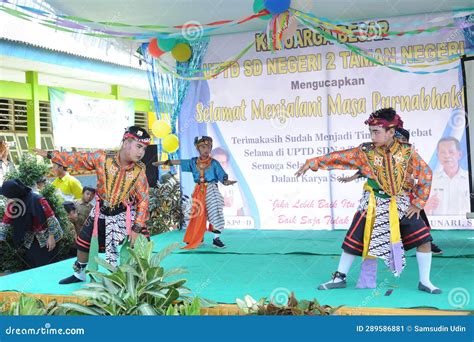 Lumping Horse Dance and Tari Kuda Lumping Editorial Photo - Image of ancestral, costume: 289586881