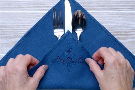 Folding Cloth Napkins With Silverware