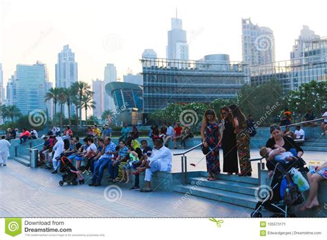 Dancing Musical Fountain in Dubai Editorial Photo - Image of fountain, bright: 105573171