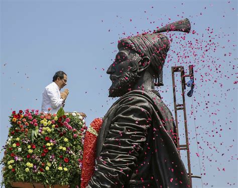 Today's Photo : Uddhav Thackeray offers tribute at Chhatrapati Shivaji Maharaj statue