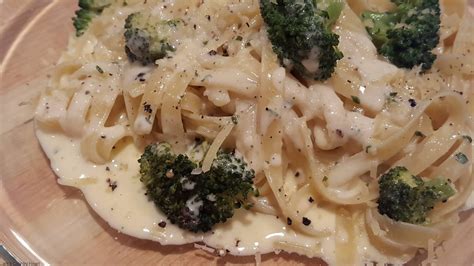 Easy Fettuccine Alfredo with Broccoli